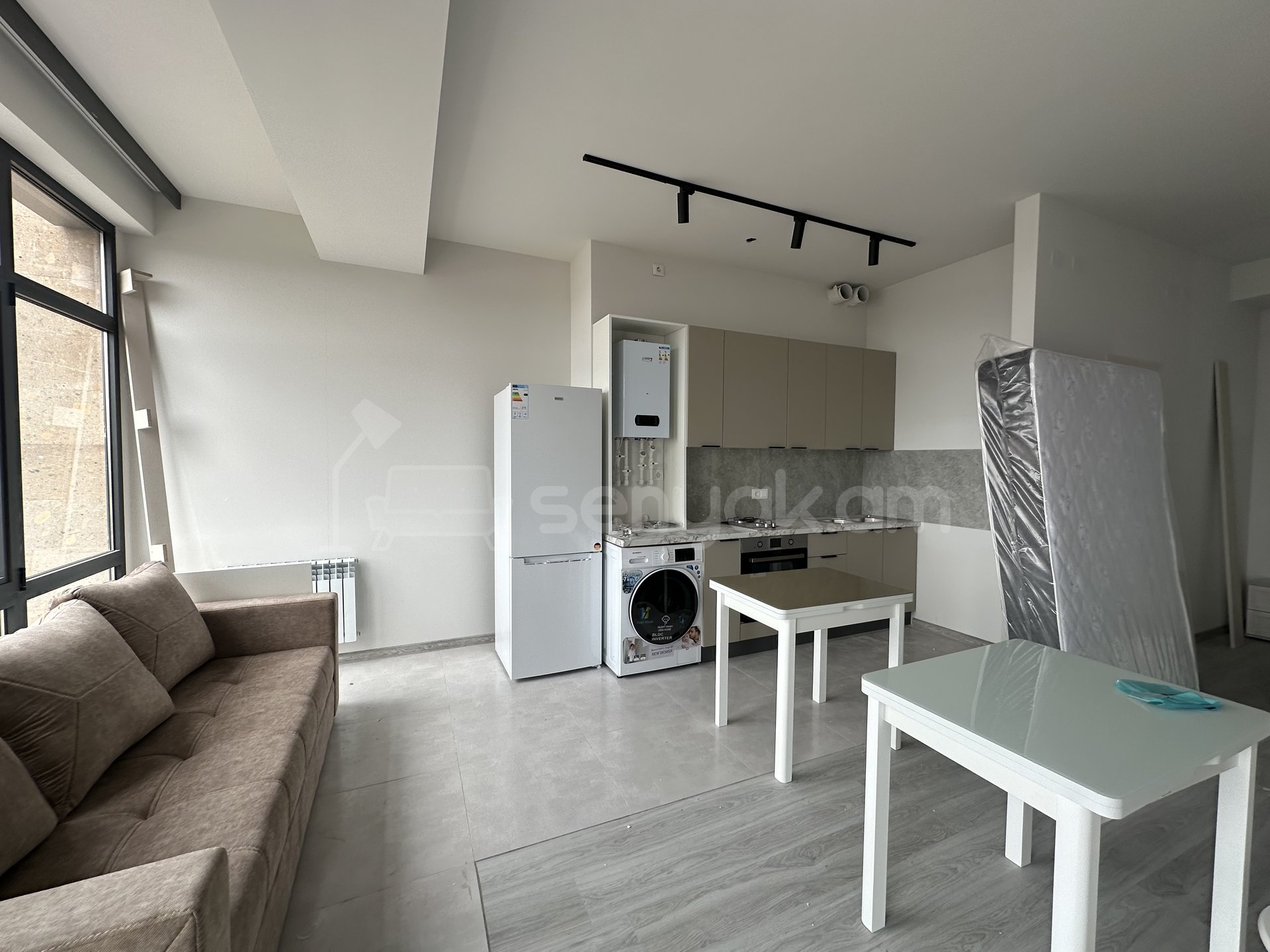 1 Սենյականոց Բնակարան, 48քմ, 3/15 հարկ, Դիզայներական Վերանորոգված, Կահավորված, Արևկող