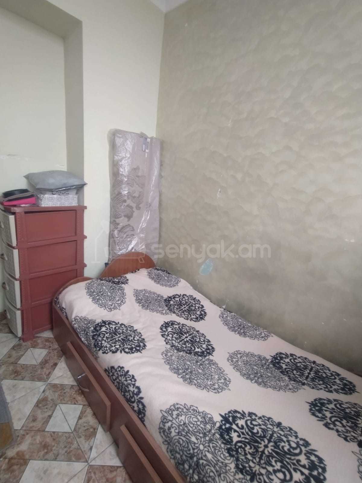 2 Սենյականոց Բնակարան Քարե Շենքում, 42քմ, 4/4 հարկ, Նորմալ Վիճակում