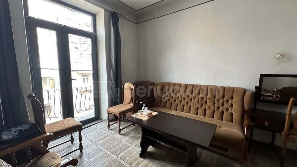 1 Սենյականոց Բնակարան Քարե Շենքում, 36քմ, 4/4 հարկ, Նորմալ Վիճակում