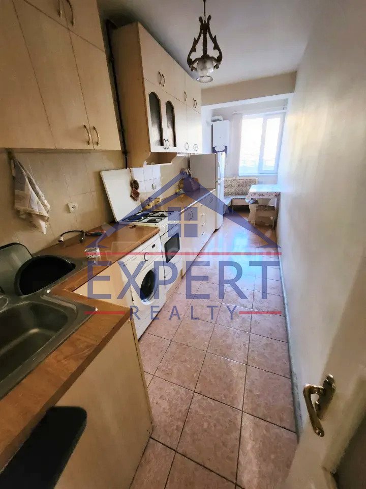 3 Սենյականոց Բնակարան Քարե Շենքում, 82քմ, 2/5 հարկ, Նորմալ Վիճակում, Կահավորված, Արևկող