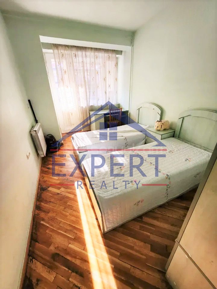 3 Սենյականոց Բնակարան Քարե Շենքում, 82քմ, 2/5 հարկ, Նորմալ Վիճակում, Կահավորված, Արևկող