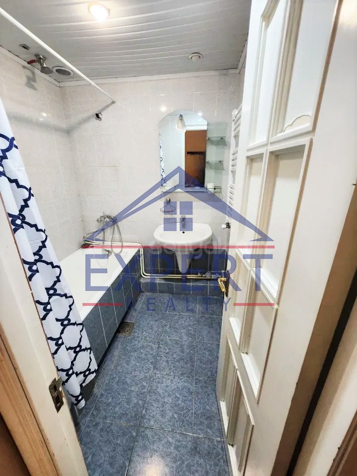 3 Սենյականոց Բնակարան Քարե Շենքում, 82քմ, 2/5 հարկ, Նորմալ Վիճակում, Կահավորված, Արևկող