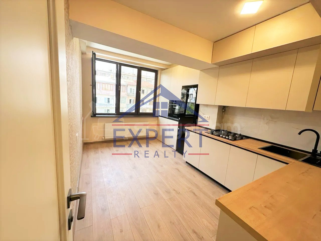 3 Սենյականոց Բնակարան Քարե Շենքում, 83քմ, 5/5 հարկ, Կապիտալ Վերանորոգված, Մասամբ Կահավորված