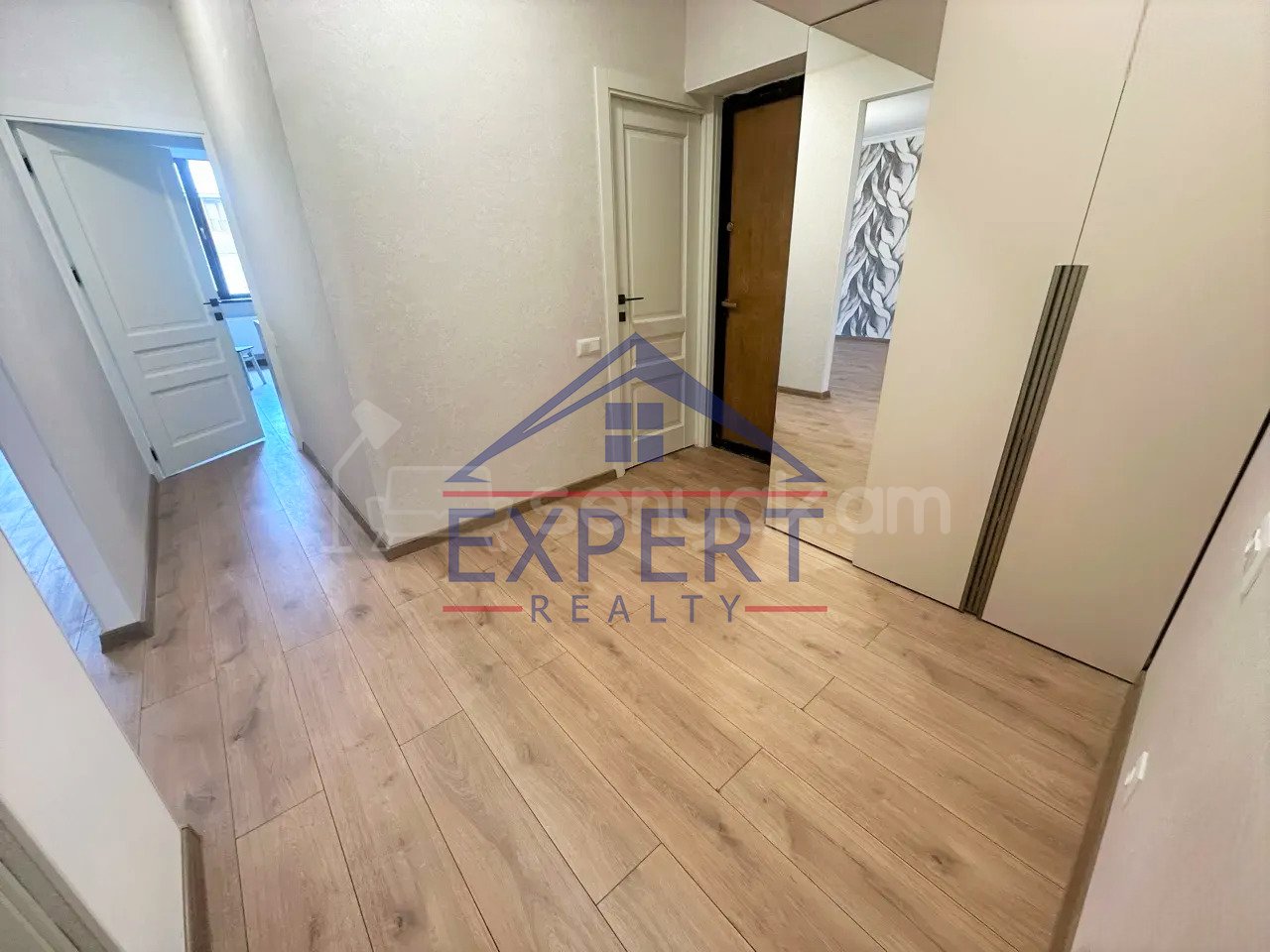 3 Սենյականոց Բնակարան Քարե Շենքում, 83քմ, 5/5 հարկ, Կապիտալ Վերանորոգված, Մասամբ Կահավորված