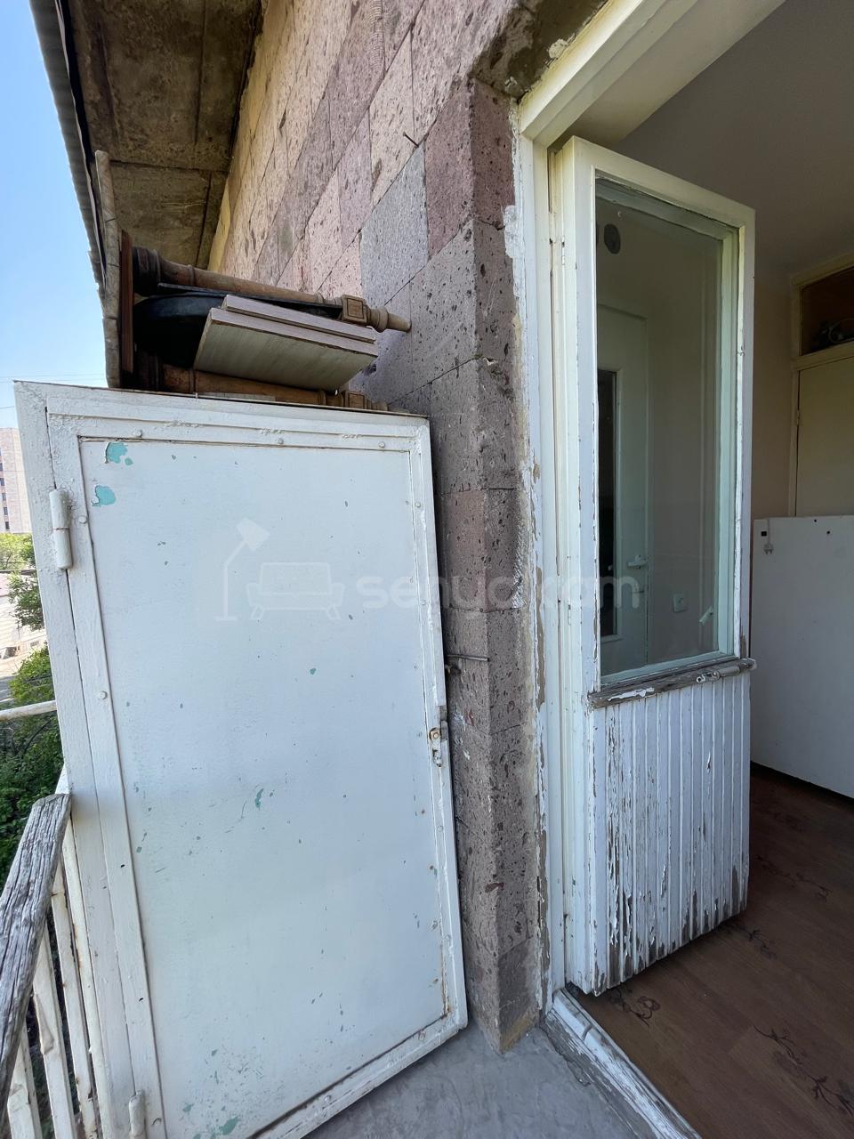 3 Սենյականոց Բնակարան Քարե Շենքում, 53քմ, 4/4 հարկ, Կոսմետիկ Վերանորոգված