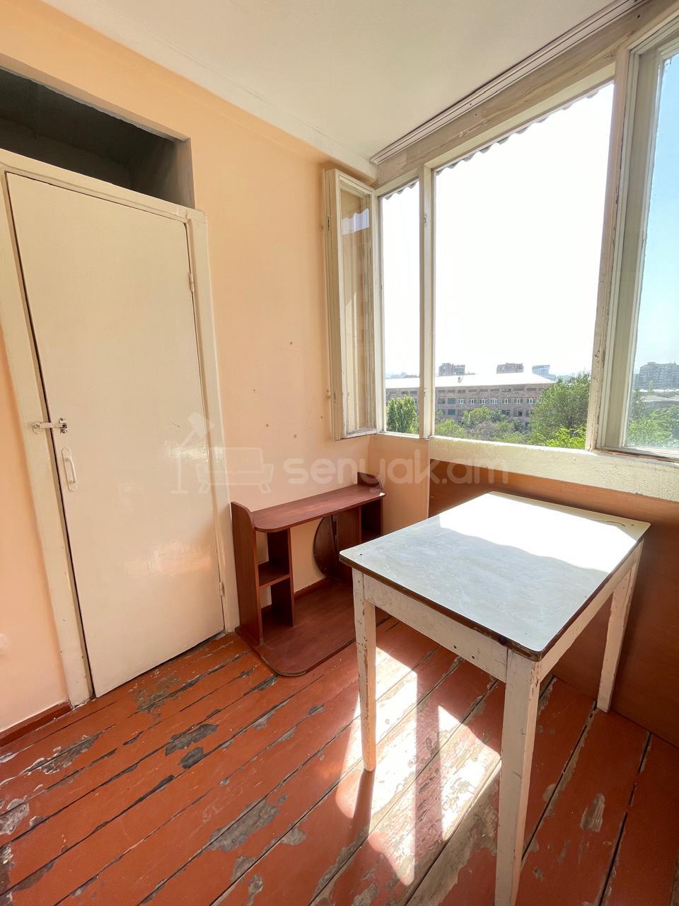 3 Սենյականոց Բնակարան Քարե Շենքում, 53քմ, 4/4 հարկ, Կոսմետիկ Վերանորոգված