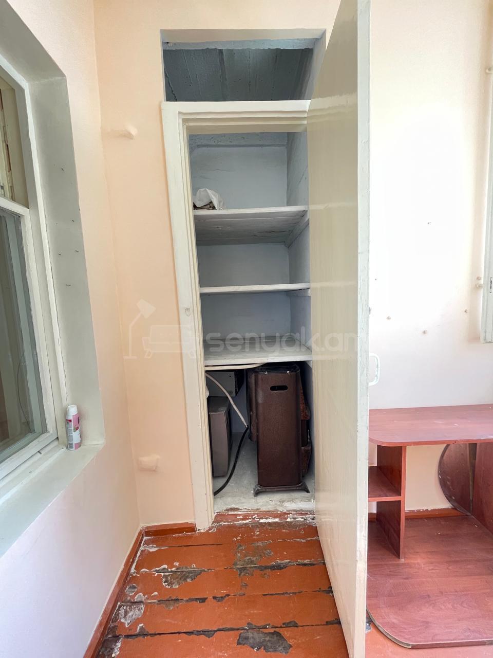 3 Սենյականոց Բնակարան Քարե Շենքում, 53քմ, 4/4 հարկ, Կոսմետիկ Վերանորոգված