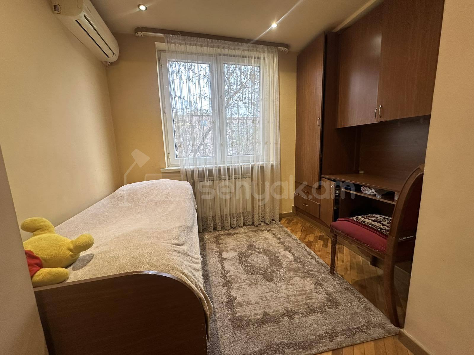 3 Սենյականոց Բնակարան Քարե Շենքում, 72քմ, 4/5 հարկ, Կապիտալ Վերանորոգված