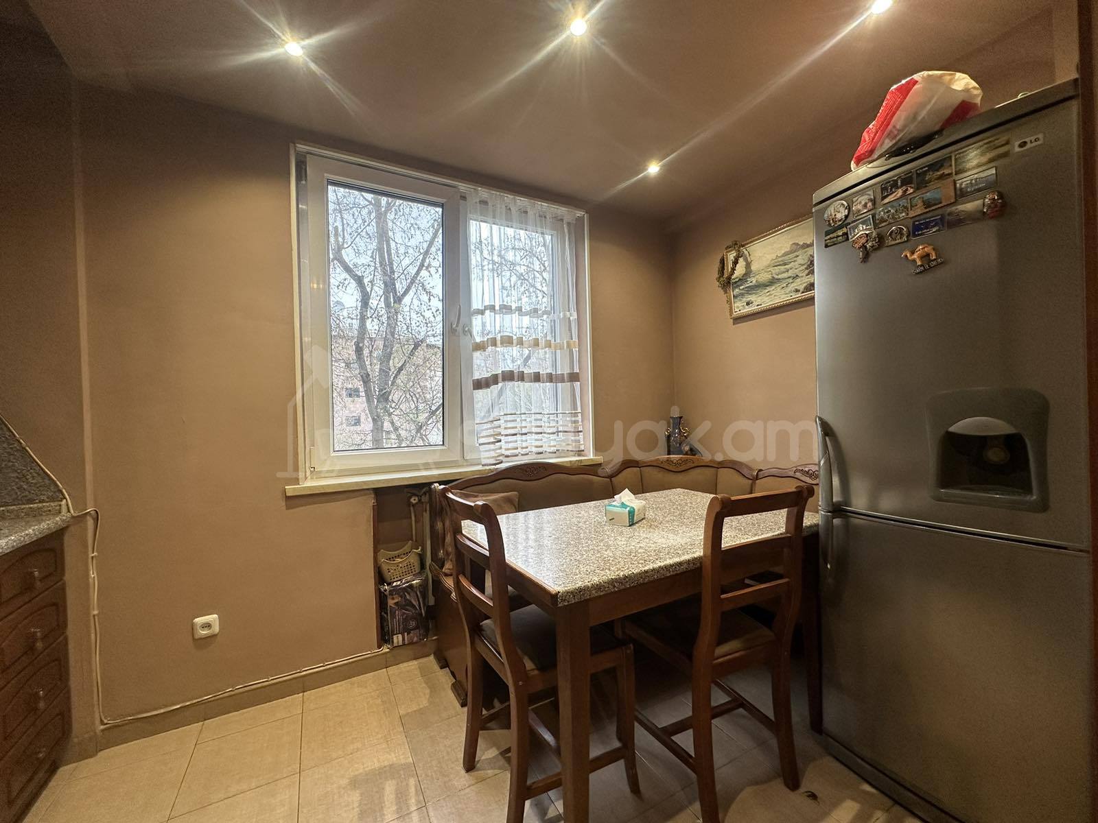 3 Սենյականոց Բնակարան Քարե Շենքում, 72քմ, 4/5 հարկ, Կապիտալ Վերանորոգված