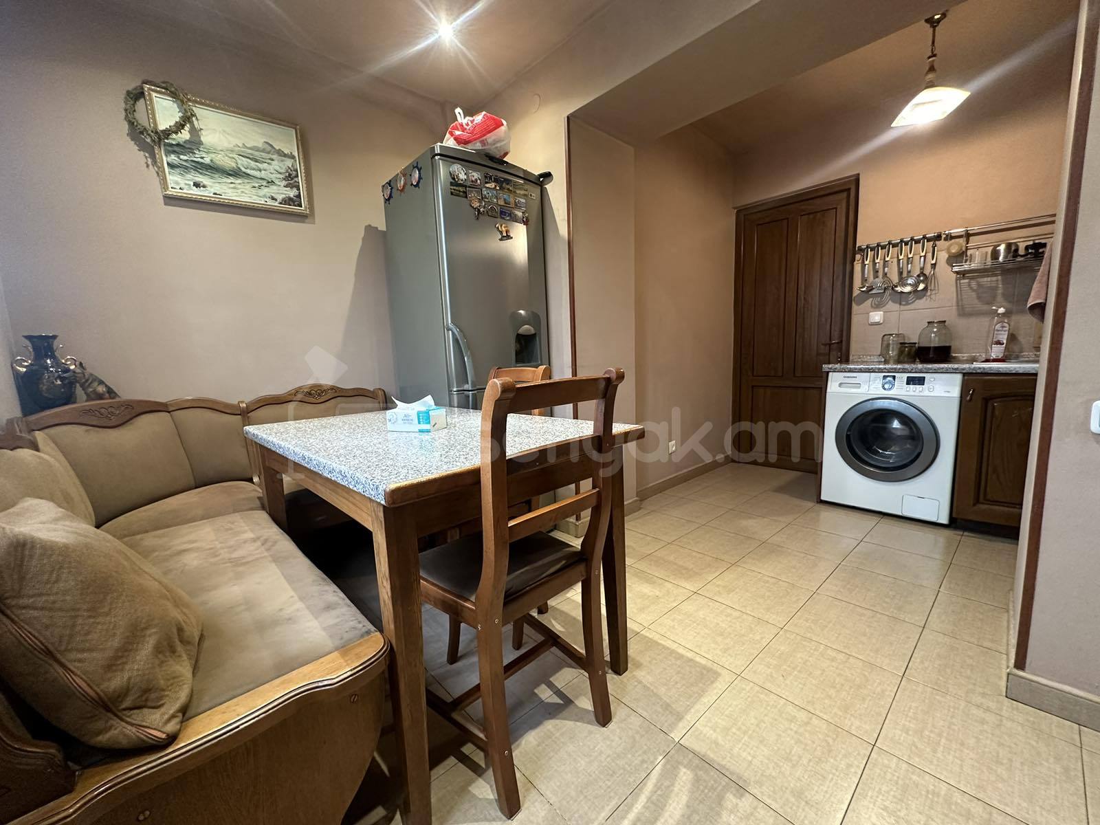 3 Սենյականոց Բնակարան Քարե Շենքում, 72քմ, 4/5 հարկ, Կապիտալ Վերանորոգված