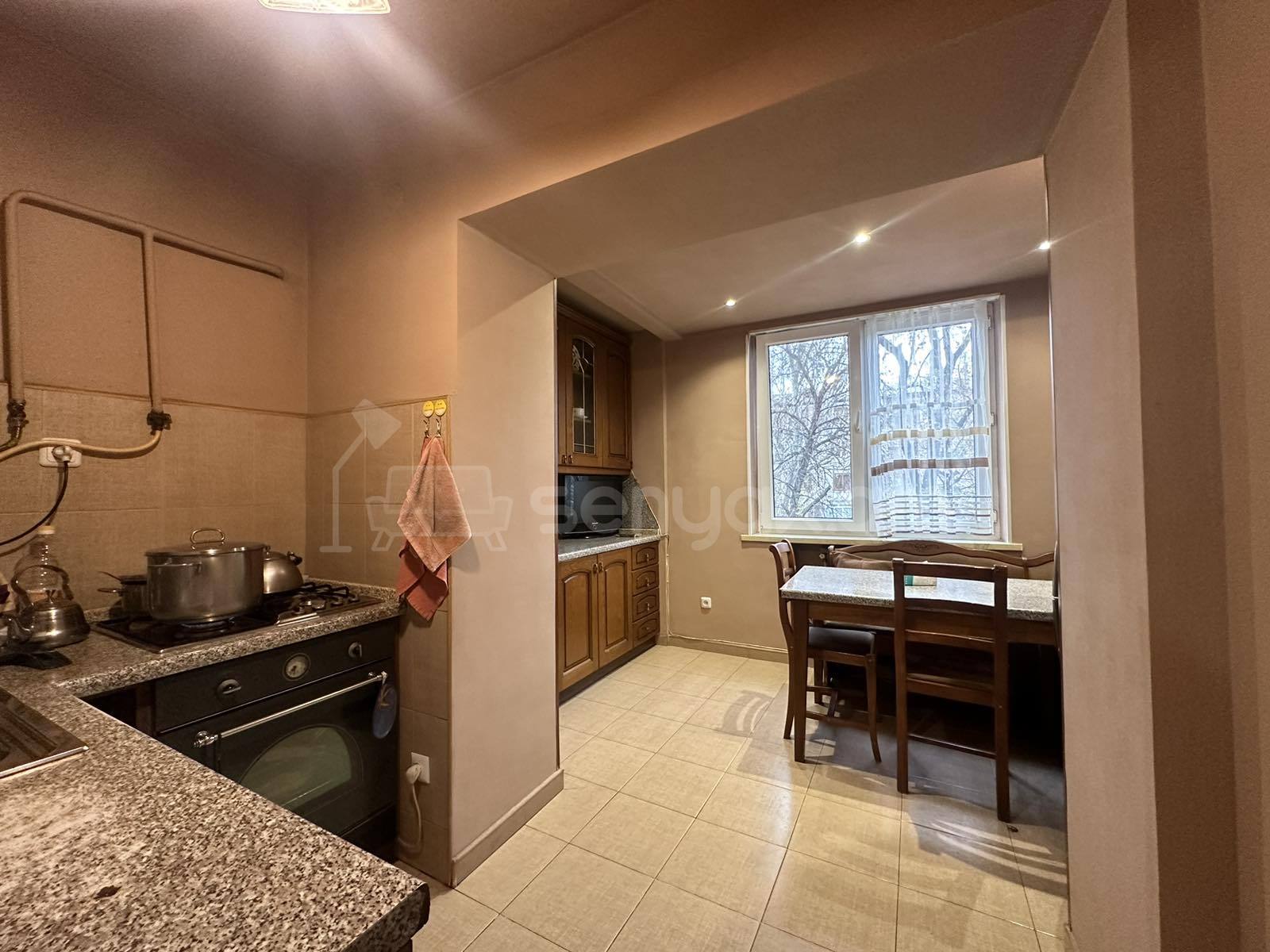 3 Սենյականոց Բնակարան Քարե Շենքում, 72քմ, 4/5 հարկ, Կապիտալ Վերանորոգված