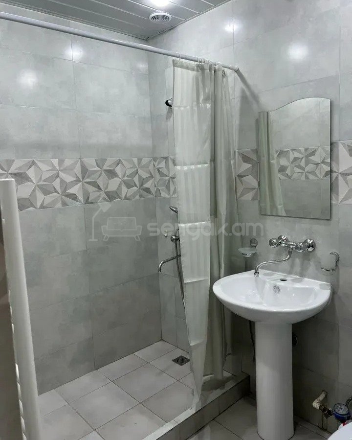 3 Սենյականոց Բնակարան Քարե Շենքում, 72քմ, 3/5 հարկ, Կապիտալ Վերանորոգված