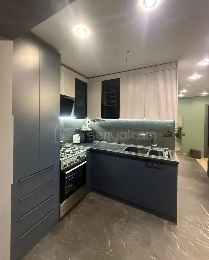 3 Սենյականոց Բնակարան Քարե Շենքում, 55քմ, 3/4 հարկ, Դիզայներական Վերանորոգված