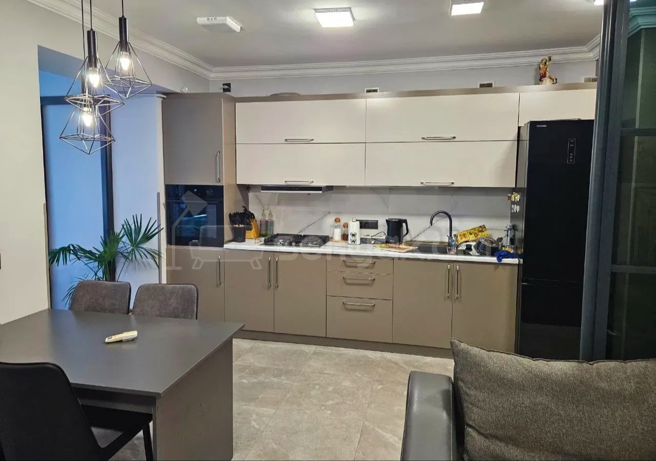 4 Սենյականոց Բնակարան Քարե Շենքում, 76քմ, 4/4 հարկ, Կապիտալ Վերանորոգված