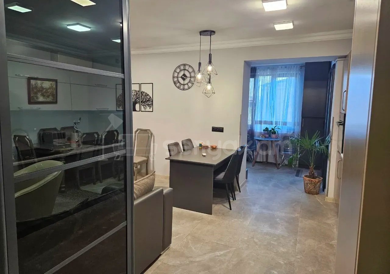 4 Սենյականոց Բնակարան Քարե Շենքում, 76քմ, 4/4 հարկ, Կապիտալ Վերանորոգված