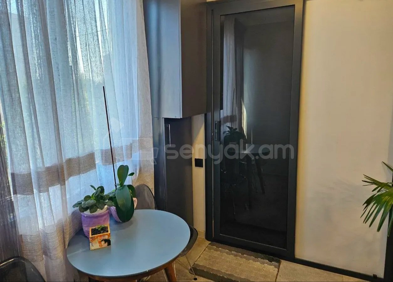 4 Սենյականոց Բնակարան Քարե Շենքում, 76քմ, 4/4 հարկ, Կապիտալ Վերանորոգված