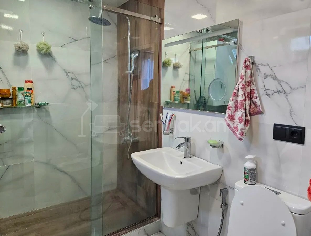 4 Սենյականոց Բնակարան Քարե Շենքում, 76քմ, 4/4 հարկ, Կապիտալ Վերանորոգված