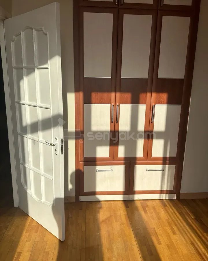 3 Սենյականոց Բնակարան Քարե Շենքում, 105քմ, 4/4 հարկ, Կապիտալ Վերանորոգված