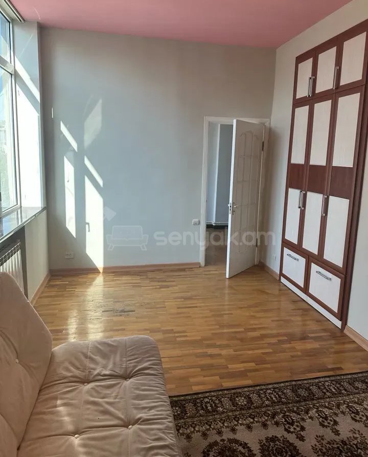 3 Սենյականոց Բնակարան Քարե Շենքում, 105քմ, 4/4 հարկ, Կապիտալ Վերանորոգված