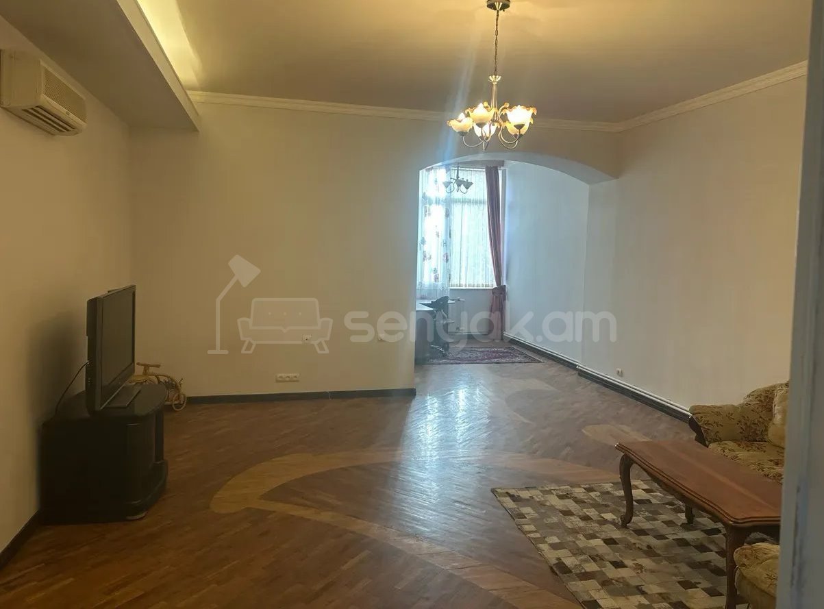 3 Սենյականոց Բնակարան Քարե Շենքում, 105քմ, 4/4 հարկ, Կապիտալ Վերանորոգված