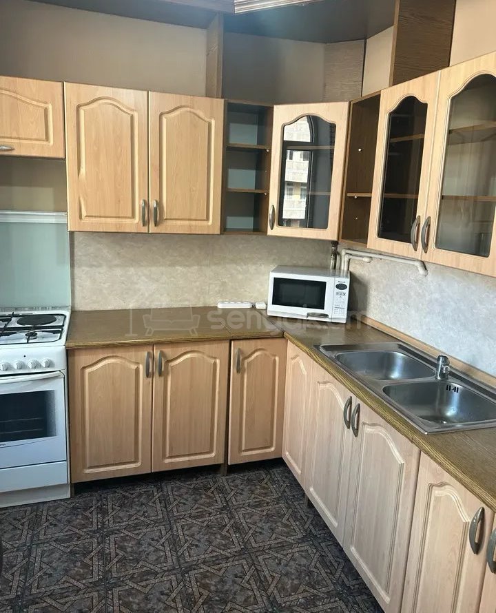 3 Սենյականոց Բնակարան Քարե Շենքում, 105քմ, 4/4 հարկ, Կապիտալ Վերանորոգված