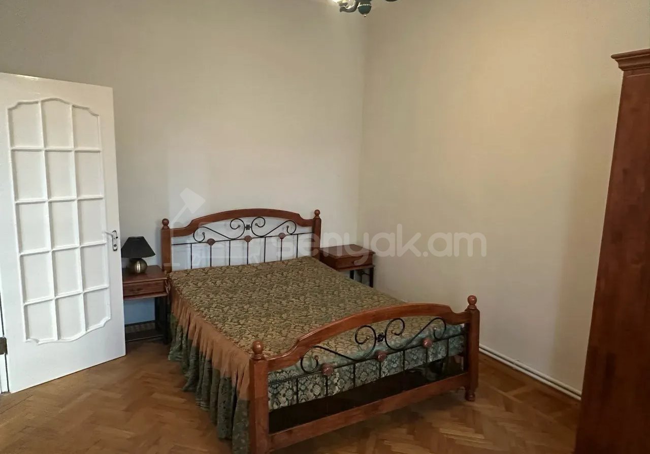 3 Սենյականոց Բնակարան Քարե Շենքում, 105քմ, 4/4 հարկ, Կապիտալ Վերանորոգված