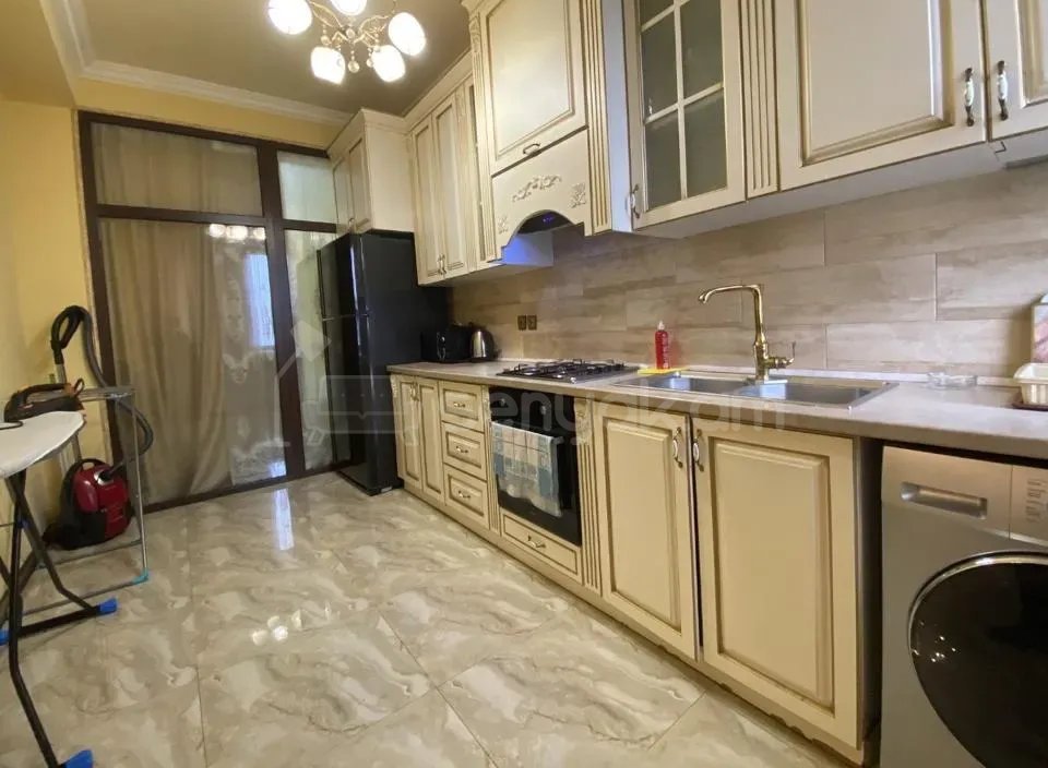 6 Սենյականոց Բնակարան Քարե Շենքում, 168քմ, 3/3 հարկ, Դիզայներական Վերանորոգված