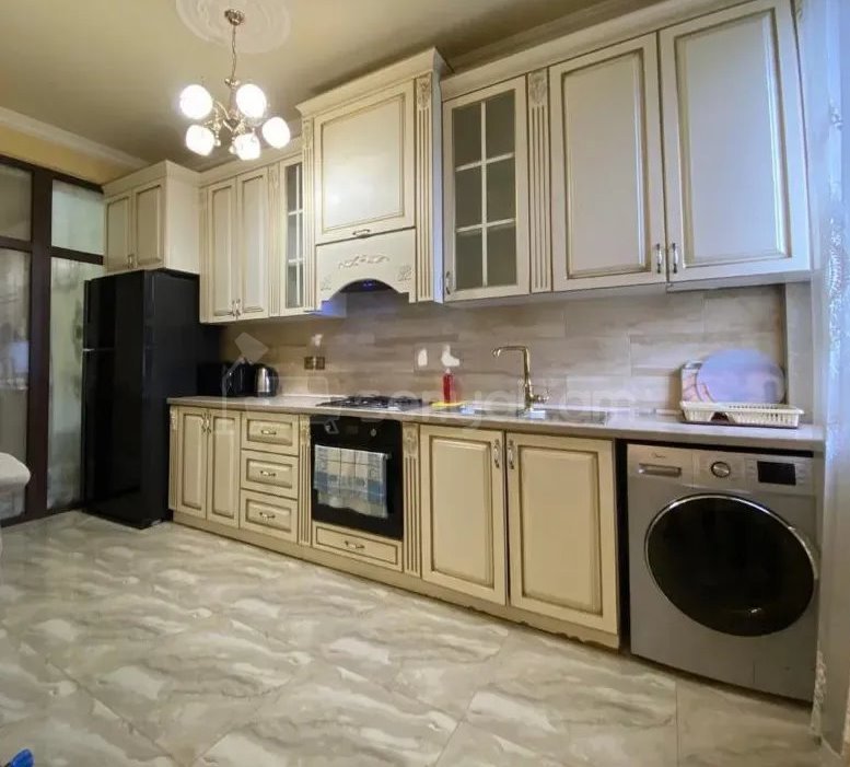 6 Սենյականոց Բնակարան Քարե Շենքում, 168քմ, 3/3 հարկ, Դիզայներական Վերանորոգված