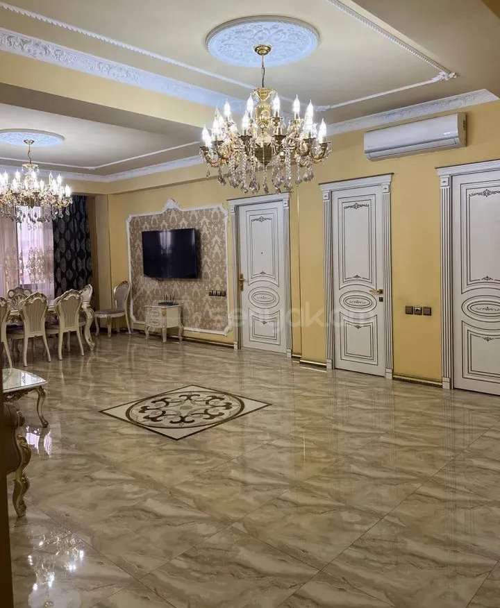 6 Սենյականոց Բնակարան Քարե Շենքում, 168քմ, 3/3 հարկ, Դիզայներական Վերանորոգված