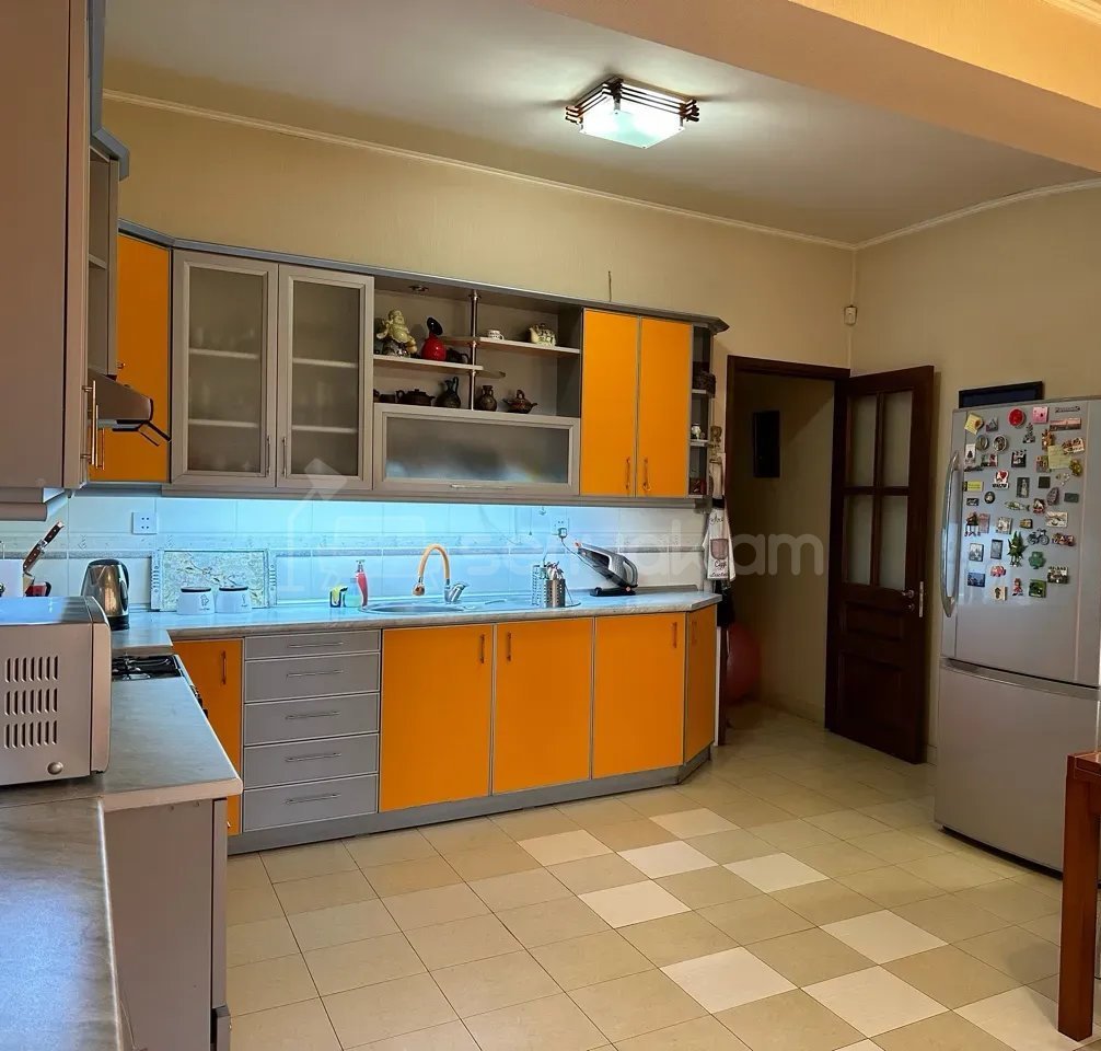 4 Սենյականոց Բնակարան Քարե Շենքում, 110քմ, 5/5 հարկ, Կապիտալ Վերանորոգված