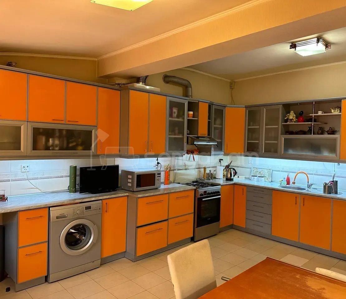 4 Սենյականոց Բնակարան Քարե Շենքում, 110քմ, 5/5 հարկ, Կապիտալ Վերանորոգված