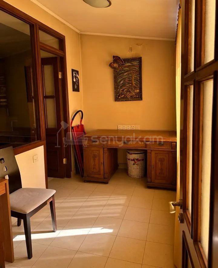 4 Սենյականոց Բնակարան Քարե Շենքում, 110քմ, 5/5 հարկ, Կապիտալ Վերանորոգված