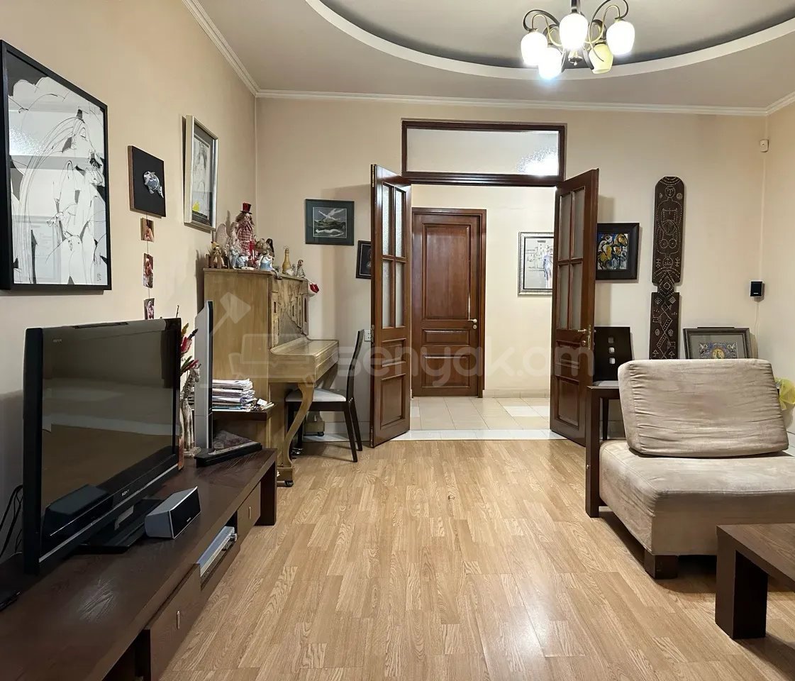 4 Սենյականոց Բնակարան Քարե Շենքում, 110քմ, 5/5 հարկ, Կապիտալ Վերանորոգված