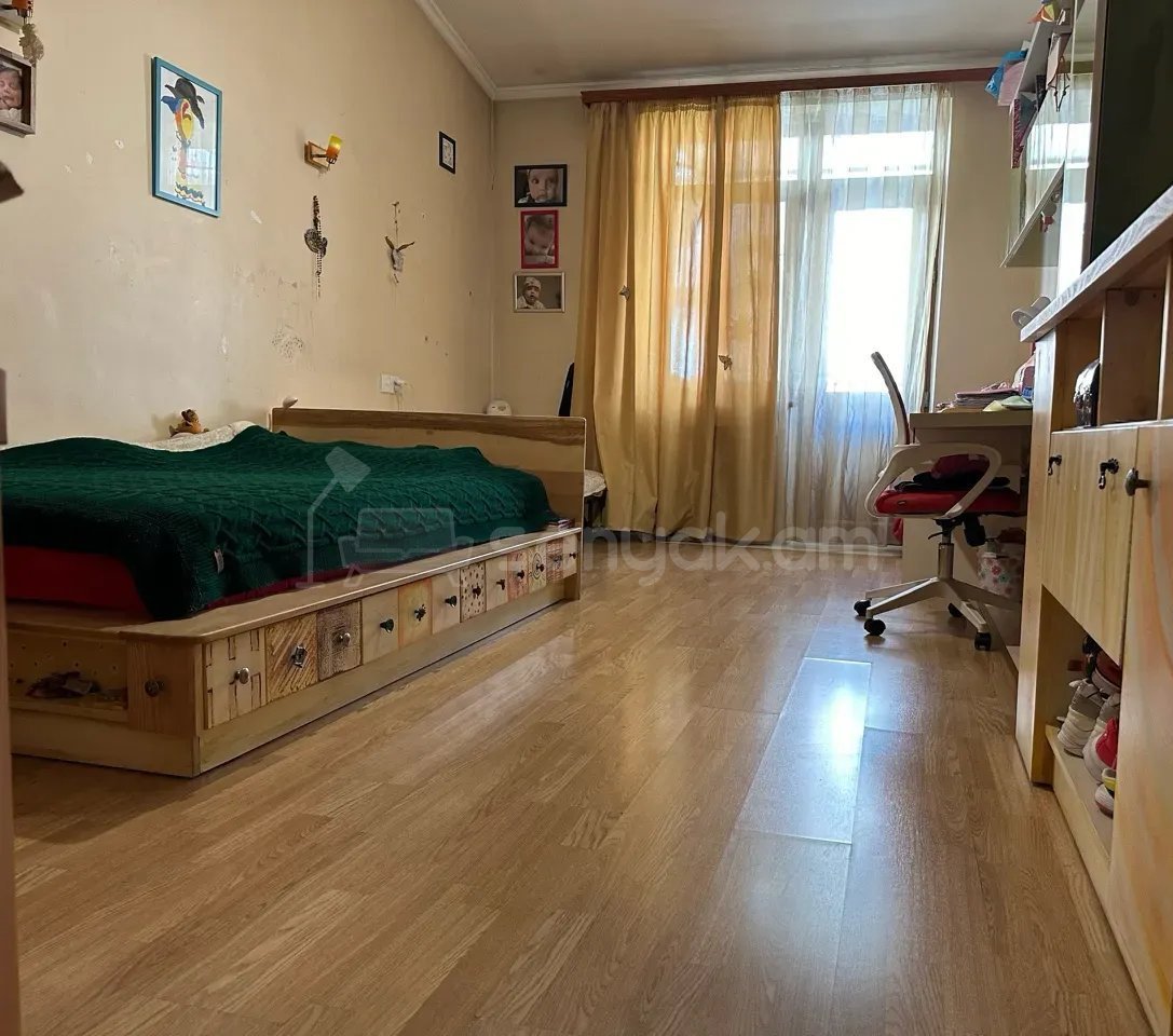 4 Սենյականոց Բնակարան Քարե Շենքում, 110քմ, 5/5 հարկ, Կապիտալ Վերանորոգված