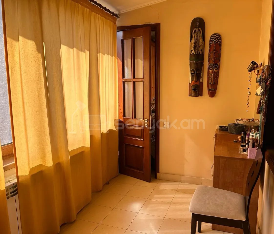 4 Սենյականոց Բնակարան Քարե Շենքում, 110քմ, 5/5 հարկ, Կապիտալ Վերանորոգված