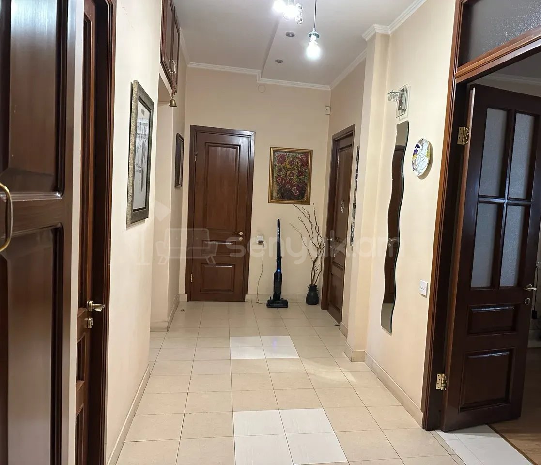 4 Սենյականոց Բնակարան Քարե Շենքում, 110քմ, 5/5 հարկ, Կապիտալ Վերանորոգված