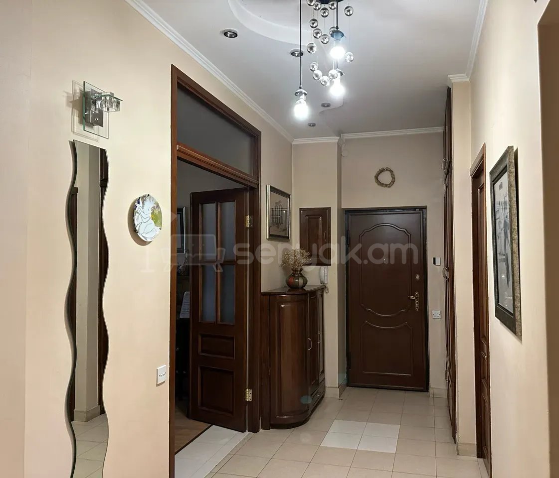 4 Սենյականոց Բնակարան Քարե Շենքում, 110քմ, 5/5 հարկ, Կապիտալ Վերանորոգված