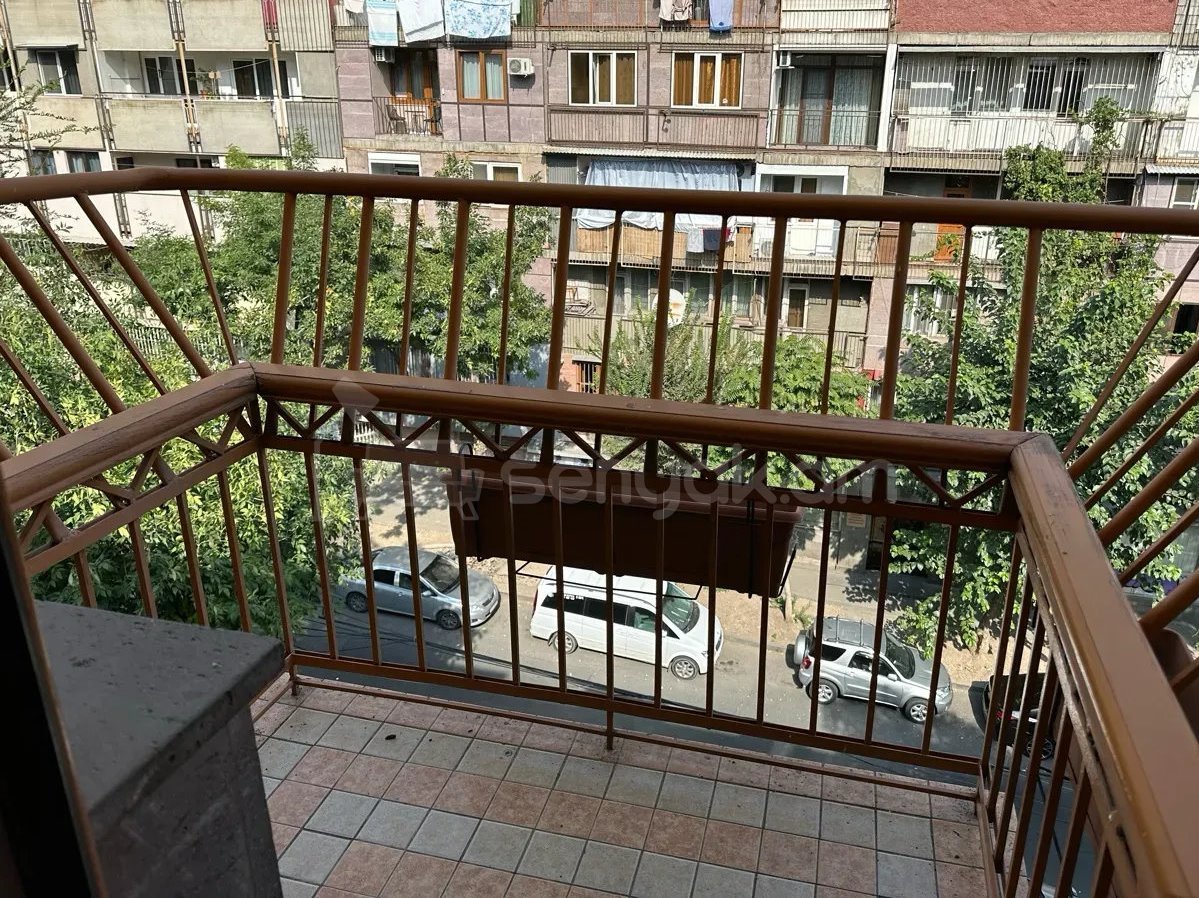 4 Սենյականոց Բնակարան Քարե Շենքում, 110քմ, 5/5 հարկ, Կապիտալ Վերանորոգված