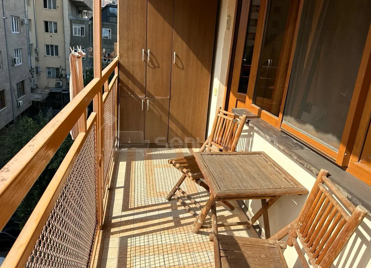 4 Սենյականոց Բնակարան Քարե Շենքում, 110քմ, 5/5 հարկ, Կապիտալ Վերանորոգված