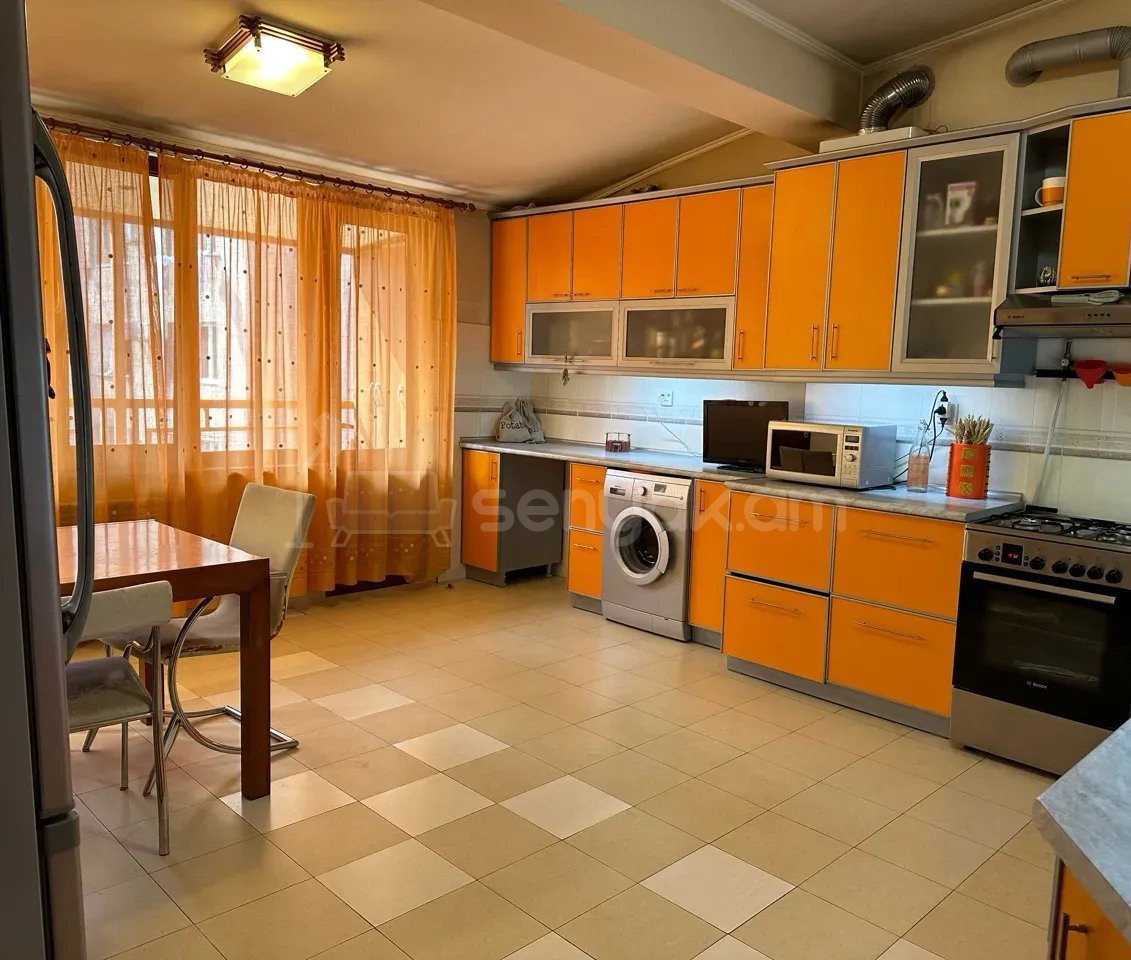 4 Սենյականոց Բնակարան Քարե Շենքում, 110քմ, 5/5 հարկ, Կապիտալ Վերանորոգված