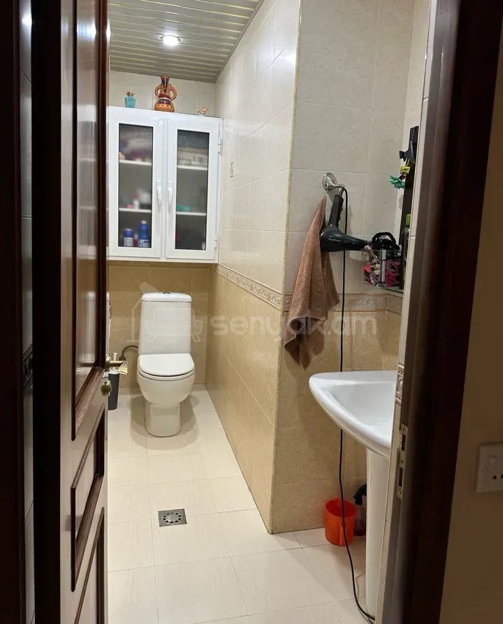 4 Սենյականոց Բնակարան Քարե Շենքում, 110քմ, 5/5 հարկ, Կապիտալ Վերանորոգված