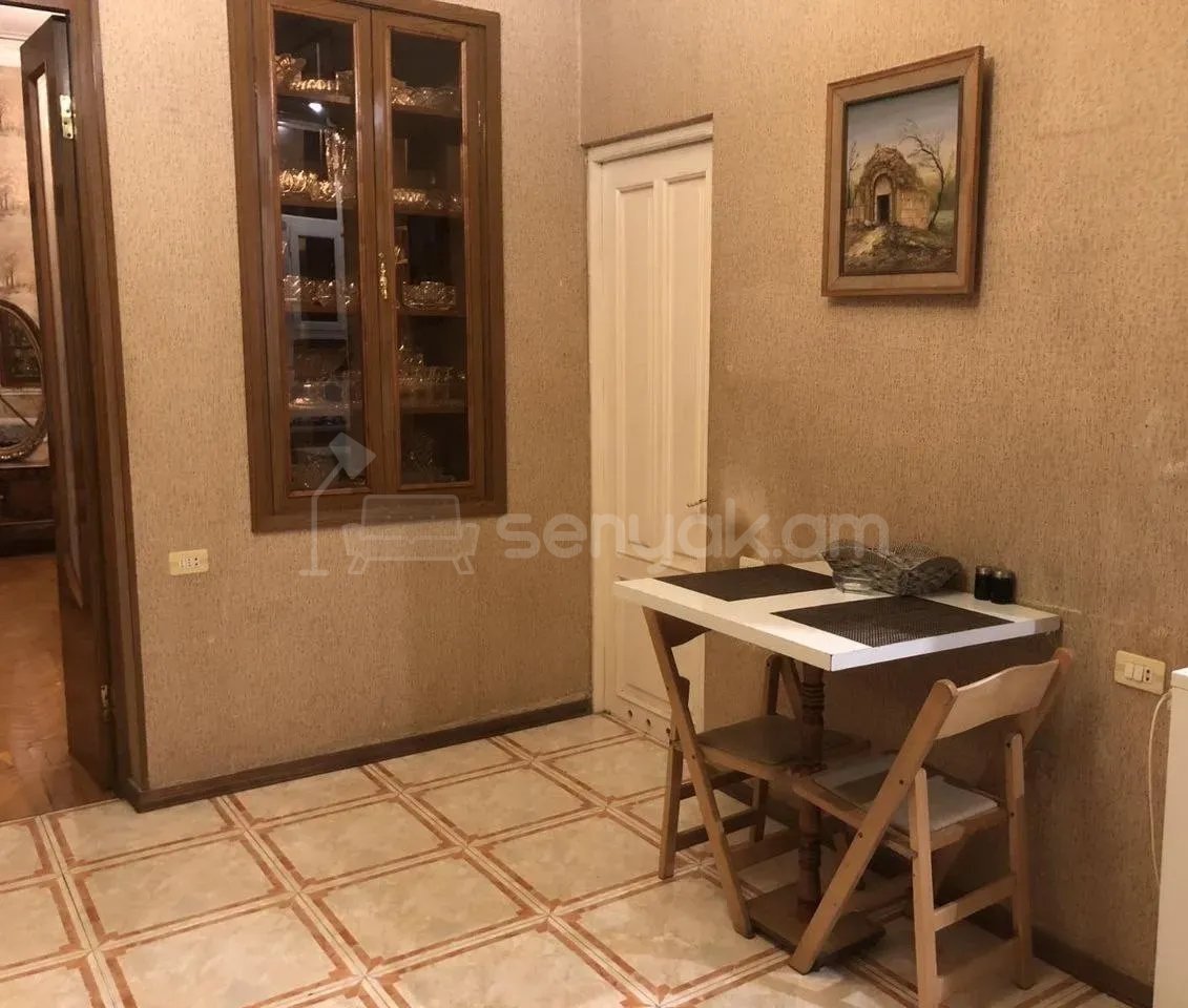 3 Սենյականոց Բնակարան Քարե Շենքում, 110քմ, 2/3 հարկ, Կապիտալ Վերանորոգված