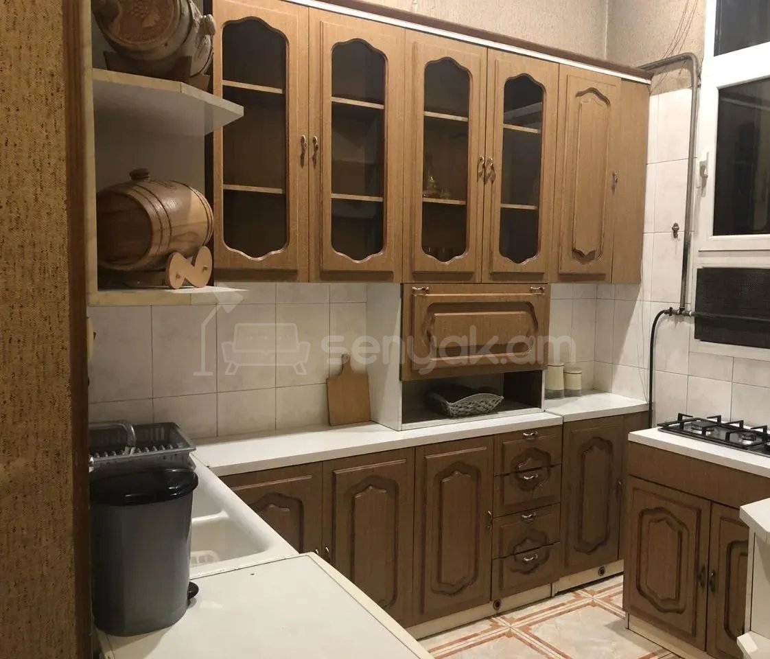 3 Սենյականոց Բնակարան Քարե Շենքում, 110քմ, 2/3 հարկ, Կապիտալ Վերանորոգված