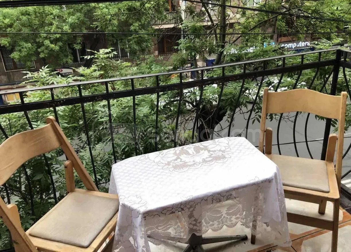 3 Սենյականոց Բնակարան Քարե Շենքում, 110քմ, 2/3 հարկ, Կապիտալ Վերանորոգված