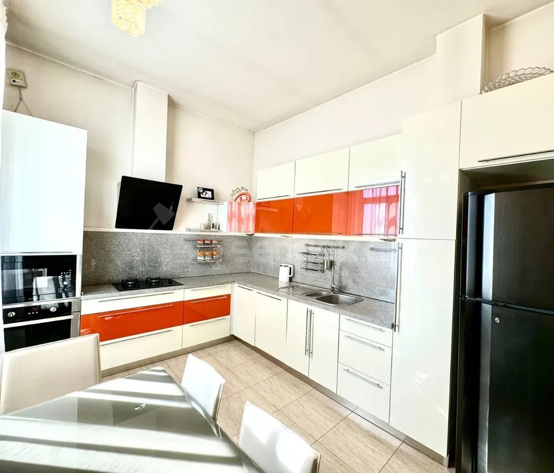 4 Սենյականոց Բնակարան Քարե Շենքում, 113քմ, 5/5 հարկ, Դիզայներական Վերանորոգված