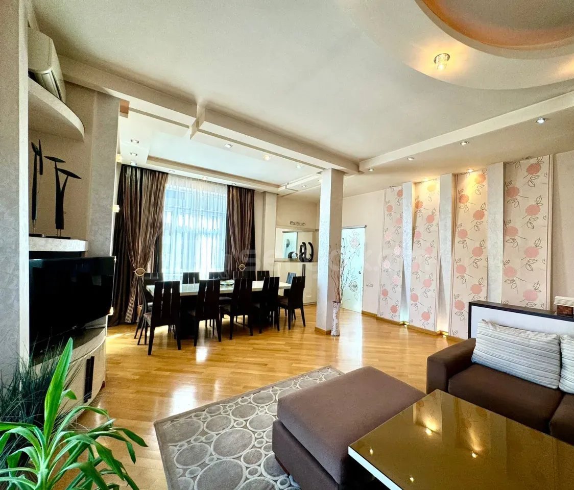 4 Սենյականոց Բնակարան Քարե Շենքում, 113քմ, 5/5 հարկ, Դիզայներական Վերանորոգված