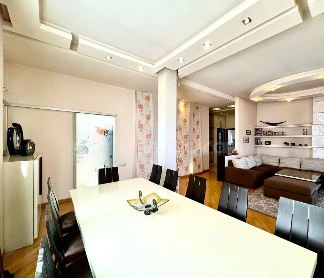 4 Սենյականոց Բնակարան Քարե Շենքում, 113քմ, 5/5 հարկ, Դիզայներական Վերանորոգված