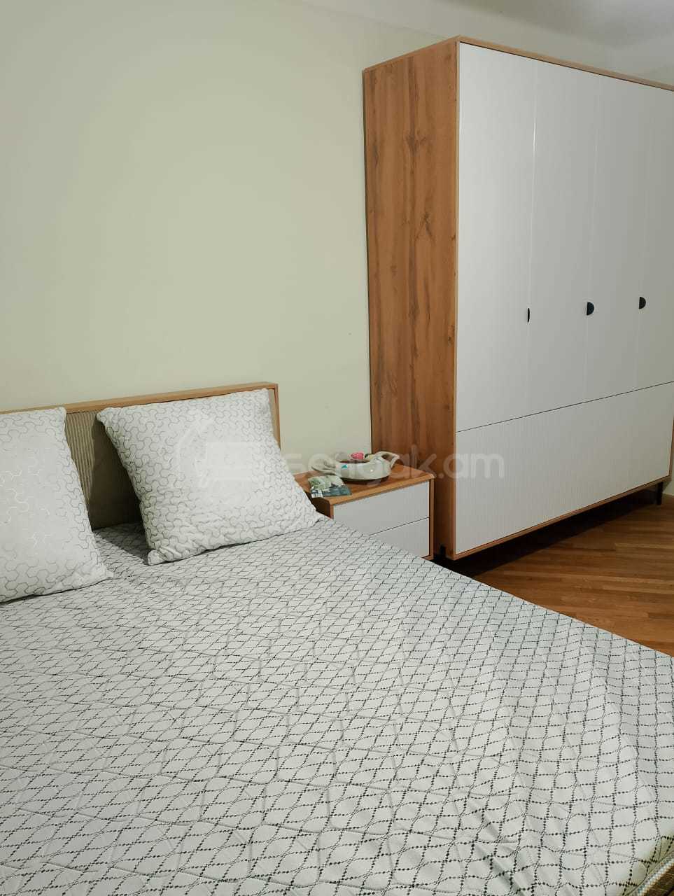 3 Սենյականոց Բնակարան Քարե Շենքում, 80քմ, 1/4 հարկ, Նորմալ Վիճակում, Կահավորված, Արևկող