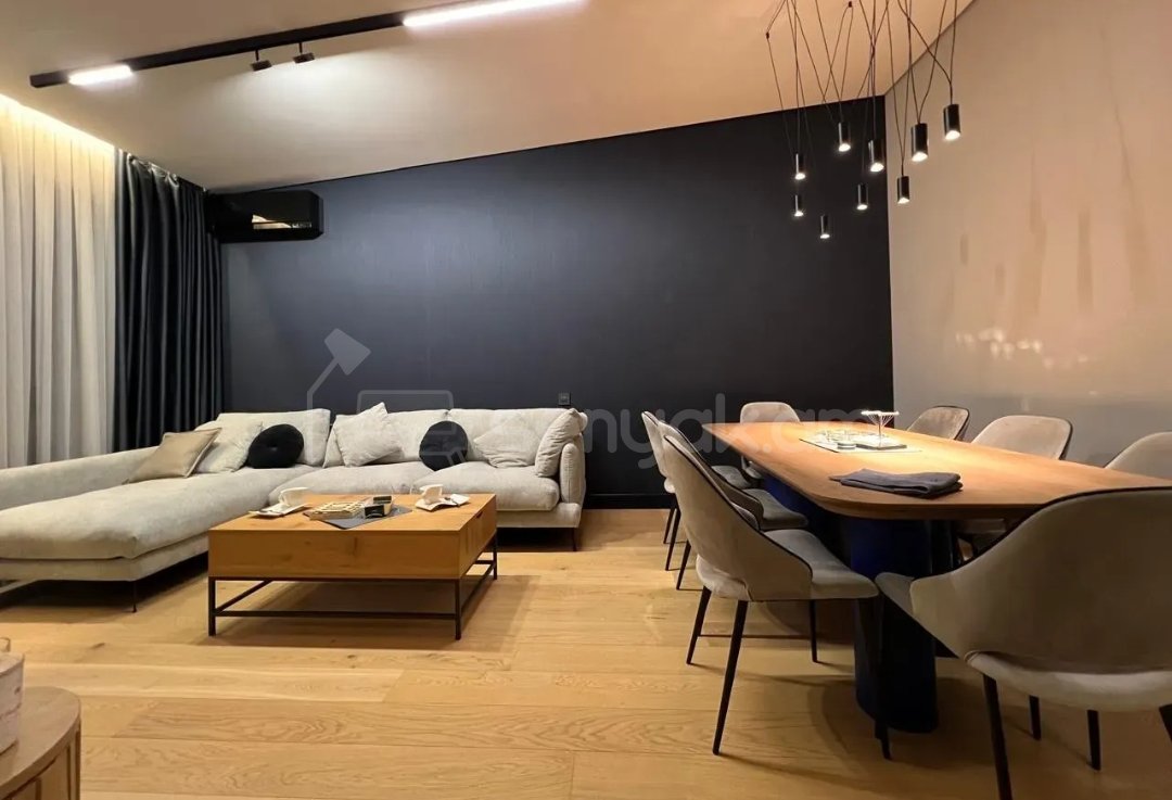 3 Սենյականոց Բնակարան Քարե Շենքում, 97քմ, 5/5 հարկ, Դիզայներական Վերանորոգված