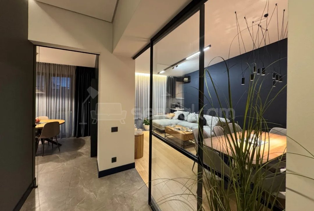 3 Սենյականոց Բնակարան Քարե Շենքում, 97քմ, 5/5 հարկ, Դիզայներական Վերանորոգված